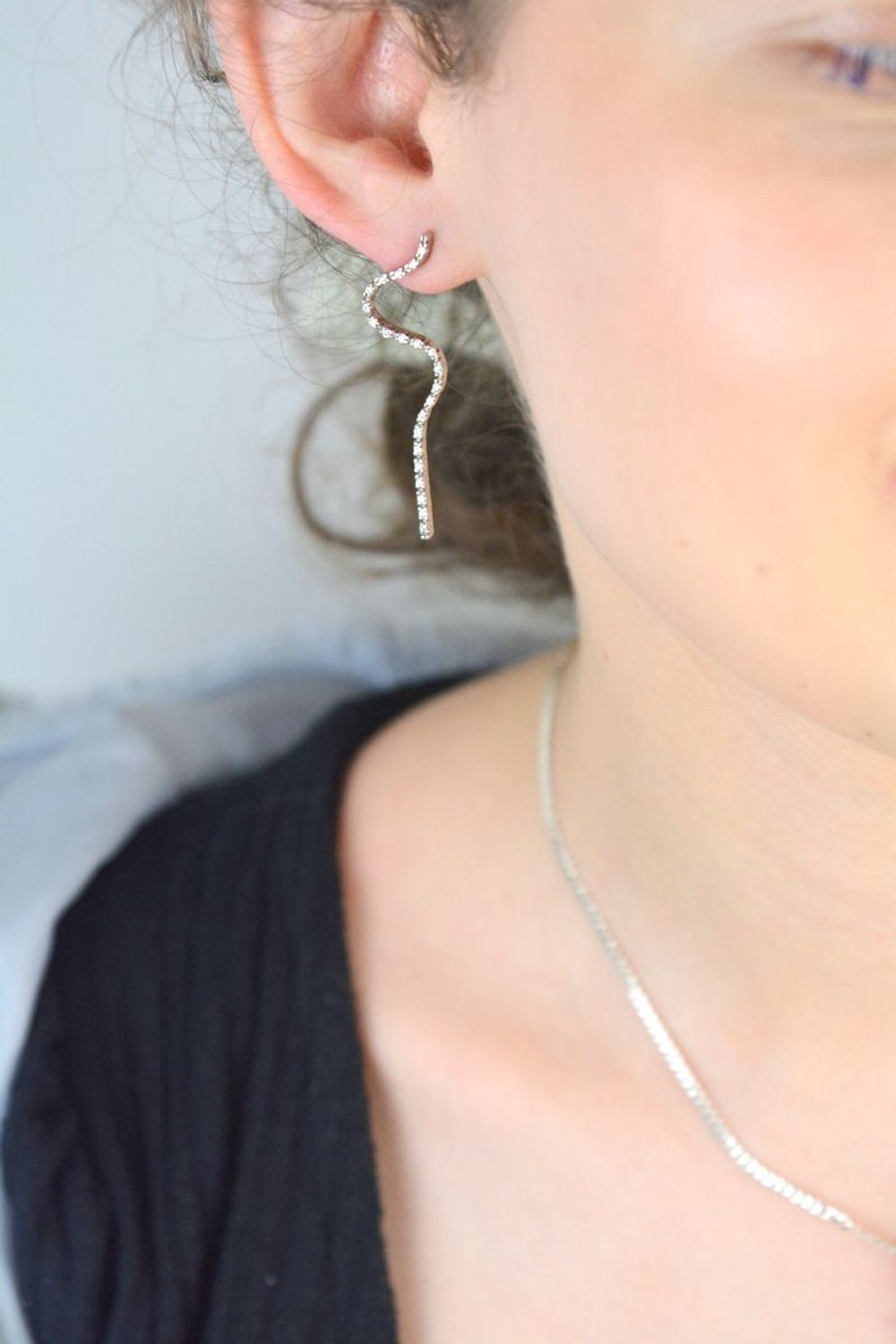 Kolczyki damskie srebrne próba 925, długie sztywne fale zdobione cyrkoniami KM 1846.jpg